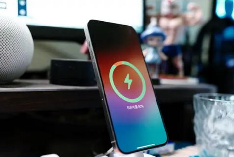 兖州苹果15换屏服务分享用什么充电器给iPhone15充电更好 
